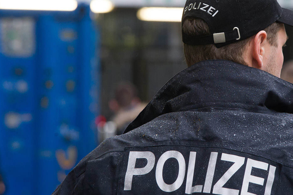 Im Dresdner Stadtgebiet schnappten sich die Beamten einen 37-Jährigen Trickbetrüger, der sich als falscher Polizist ausgab.