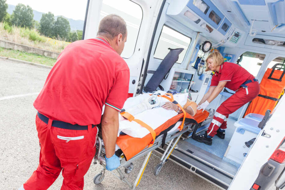 Der verunglückte Mopedfahrer wird derzeit im Krankenhaus stationär behandelt. (Symbolbild)