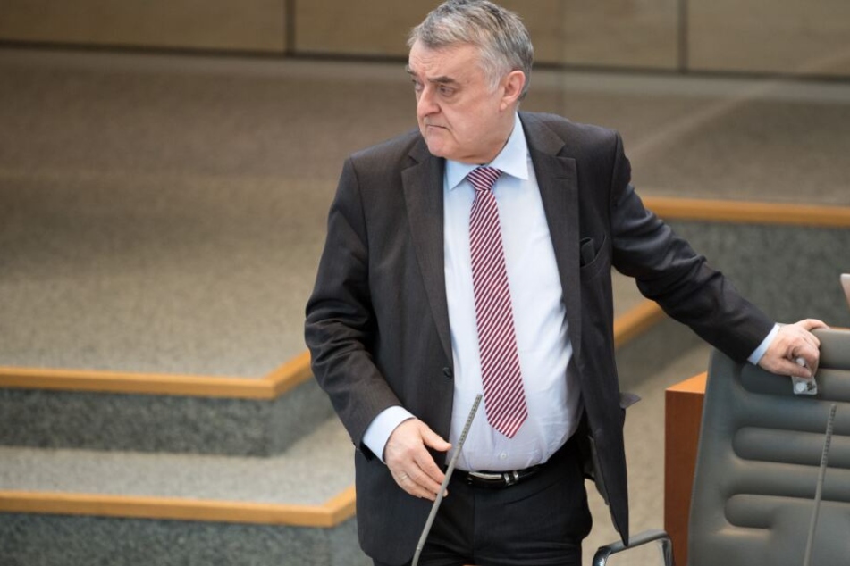 NRW-Innenminister Herbert Reul muss im Innenausschuss Rede und Antwort stehen.