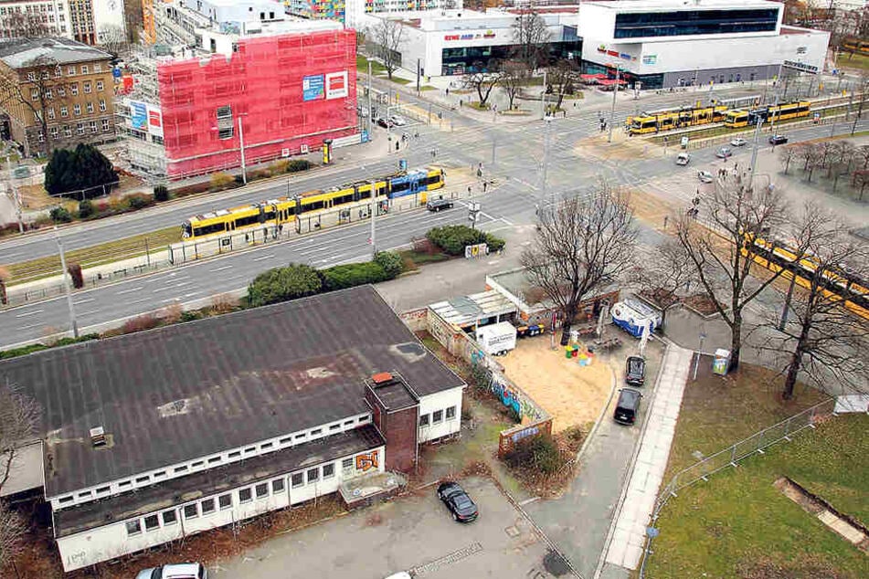 Ackis Sportsbar von oben (vorne).
Auf der anderen Straßenseite sind schon Neubauen hochgezogen, auch hinter der
Bar selbst sind Bauarbeiten angelaufen.