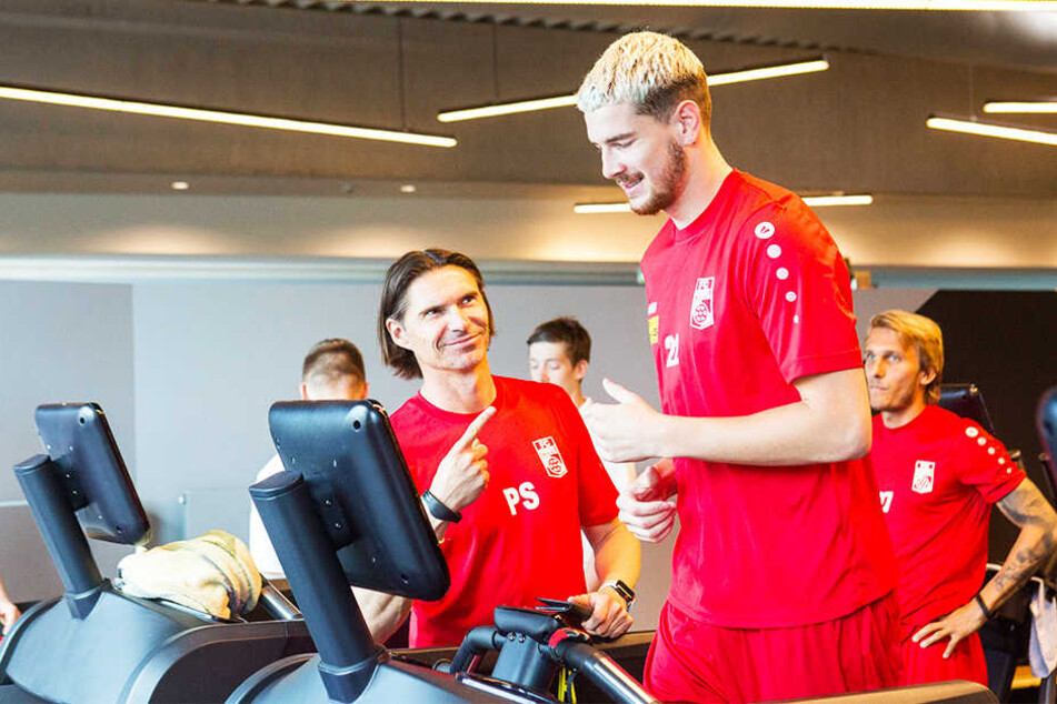 Trainer Thomas Brdaric (l.) freut sich über Neuzugang Quentin Fouley (Mitte). Lukas Novy (r.) schaut beim Laufbandtraining zu.