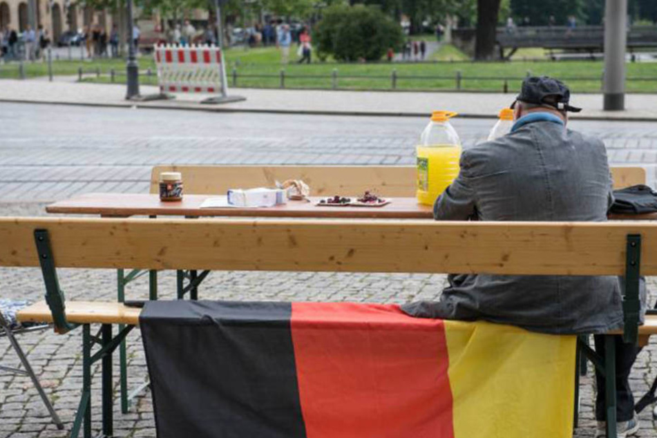 Mit Schwarz-Rot-Gold wollen die Antragsteller Schluss machen. Sie sammeln Unterschriften, um Sachsen nach Russland zu verlegen.