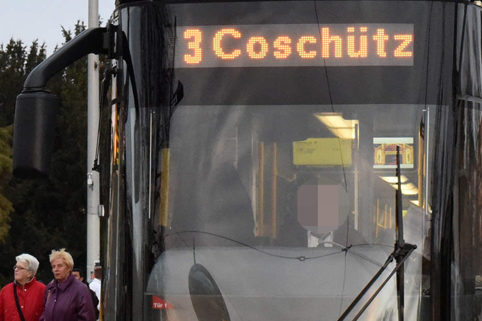 Die Frau wurde beim Einsteigen in die nach Dresden-Coschütz fahrende Linie 3 verletzt.
