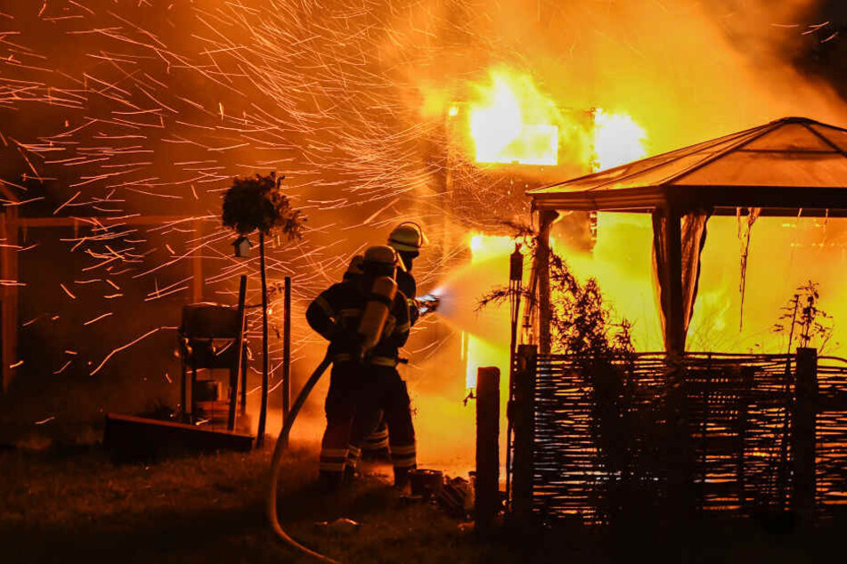 Feuerwehrmänner kämpfen gegen die Flammen.