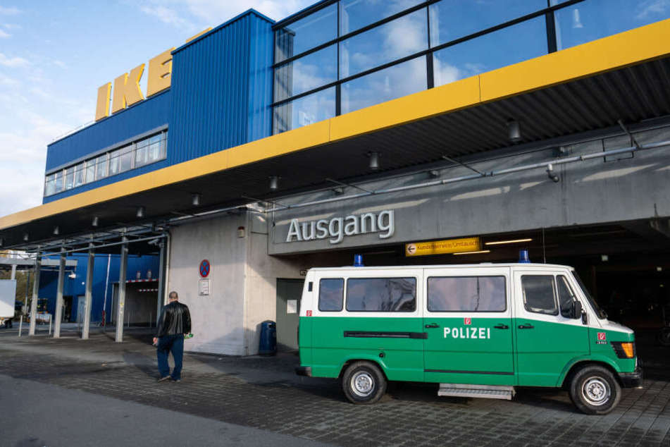 Die Polizei fand wenig später ein ausgebranntes Fahrzeug, das wohl in Zusammenhang mit der Tat steht.