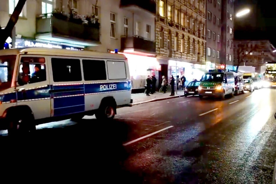 Die Berliner Polizei hat ein Video von einem großen Einsatz in Neukölln am Freitagabend veröffentlicht.
