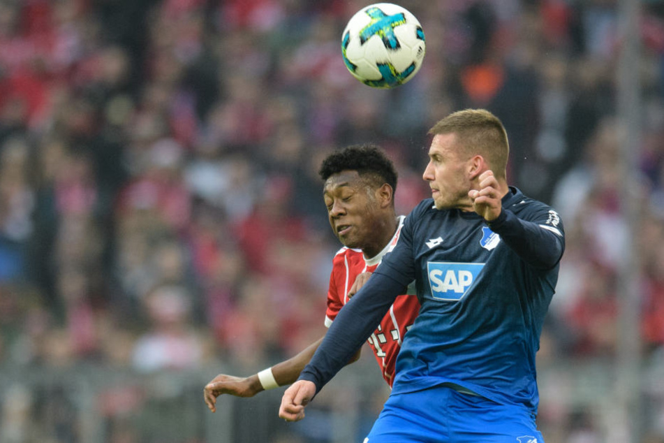 David Alaba vom FC Bayern München (l.) und Pavel Kaderabek von Hoffenheim im Kopfballduell um den Ball.