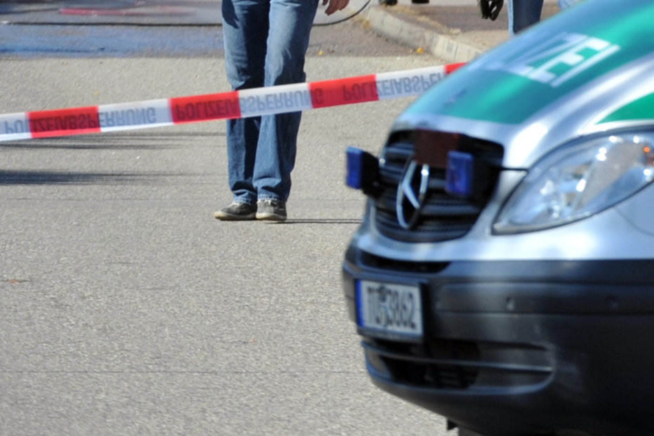 Die Straße musste für rund 20 Minuten vollgesperrt werden. (Symbolbild)