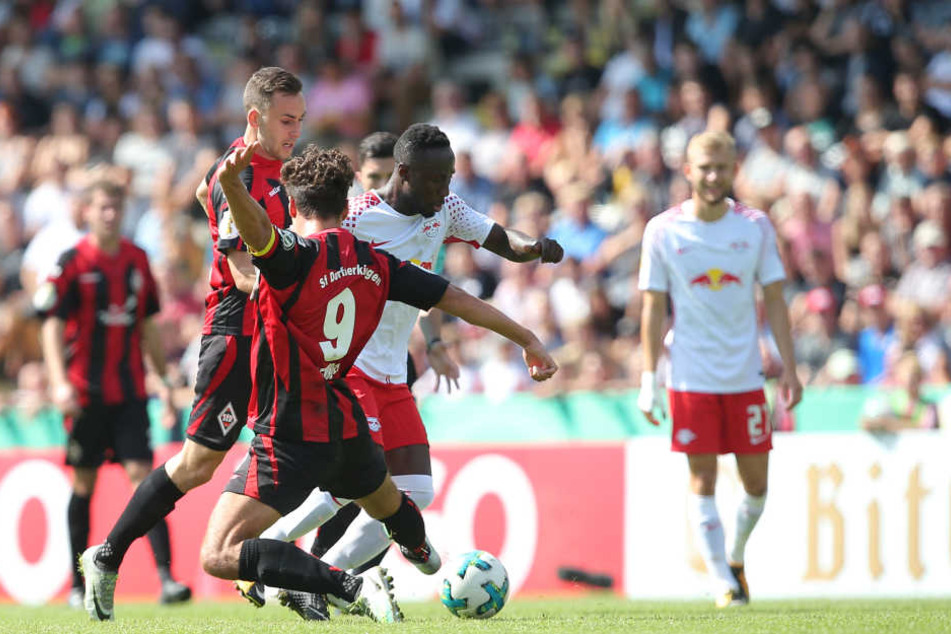 Keita tankt sich gegen die Dorfmerkingen-Abwehr durch und trifft mit einem Hammerschuss zum 5:0-Endstand.