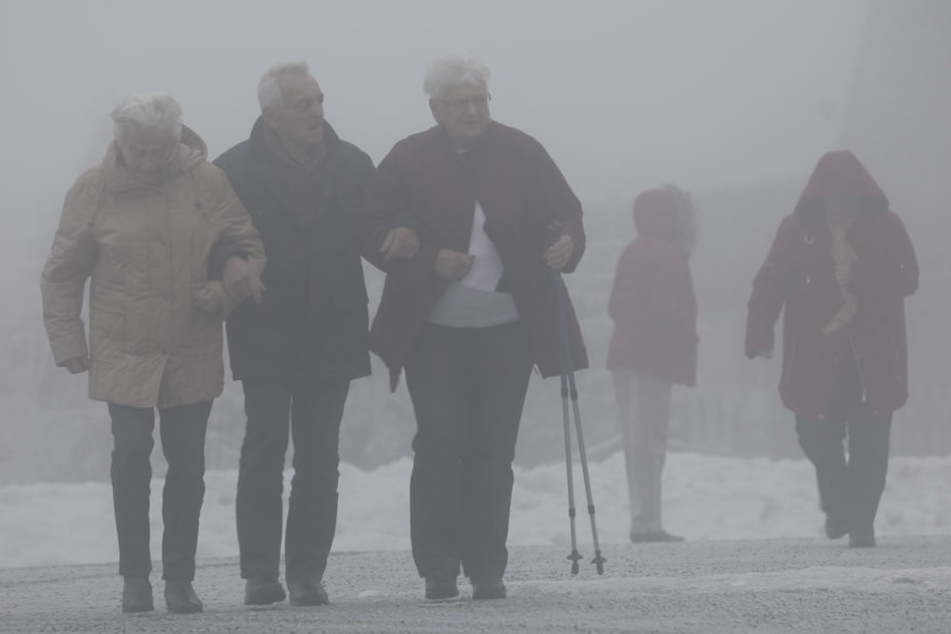 Spaziergänger mussten sich am Montag auf dem Fichtelberg warm einpacken.