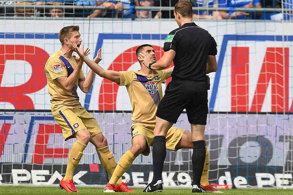 Der Ball war im Tor: Sebastian Hertner (l.) und Dimitrij Nazarov beschwerten sich wild gestikulierend bei Schiedsrichter Sören Storks.