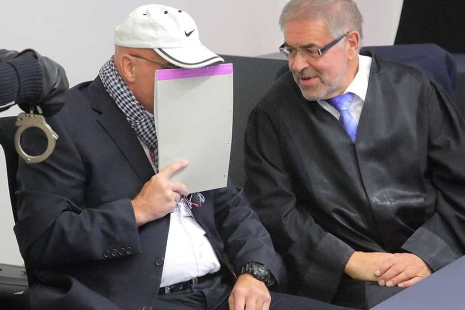Jens H. (51) im Gespräch mit seinem Anwalt Klaus Bartl (67).
