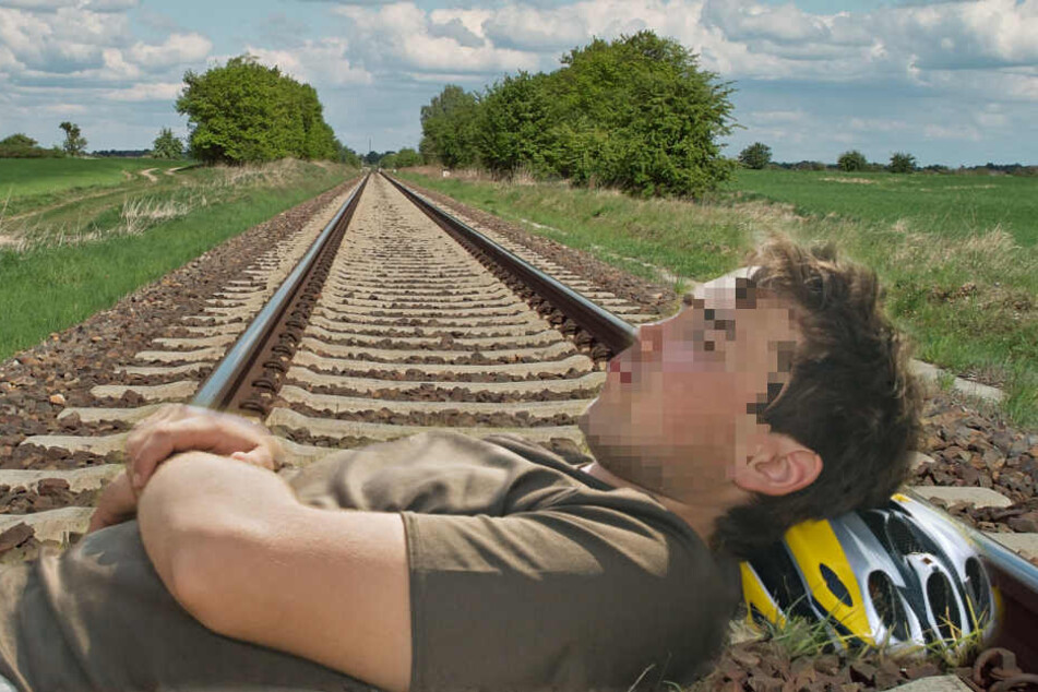 Mitten auf die Scheinen legte sich der 67-jährige Radfahrer. (Symbolbild)