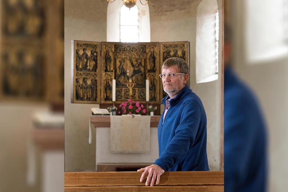 Seit 1105 Gottehaus: Manfred Schön (69) vor dem beschädigten Flügelaltar der ältesten erhaltenen romanischen Kirche in Sachsen.