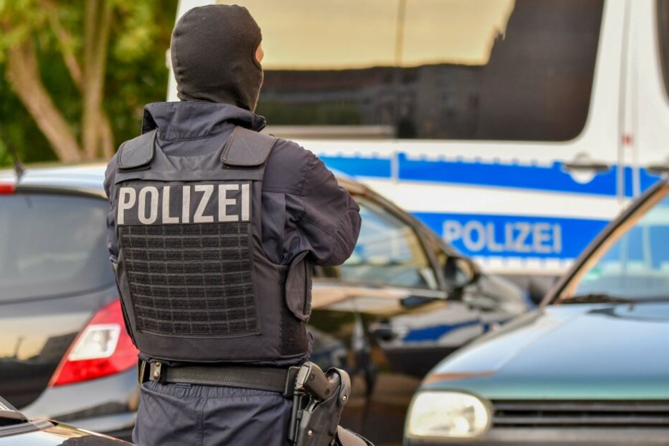 Über 60 Beamte sollen an dem Einsatz beteiligt gewesen sein.