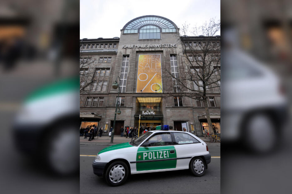 Ein Polizeiwagen steht in Berlin vor dem Kaufhaus des Westens.
