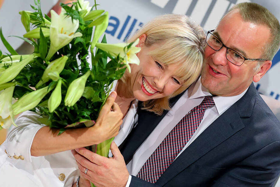 So sehen Verliebte aus, oder? Boris Pistorius gratuliert auf einer Veranstaltung im August Doris Schröder-Köpf zum Geburtstag.