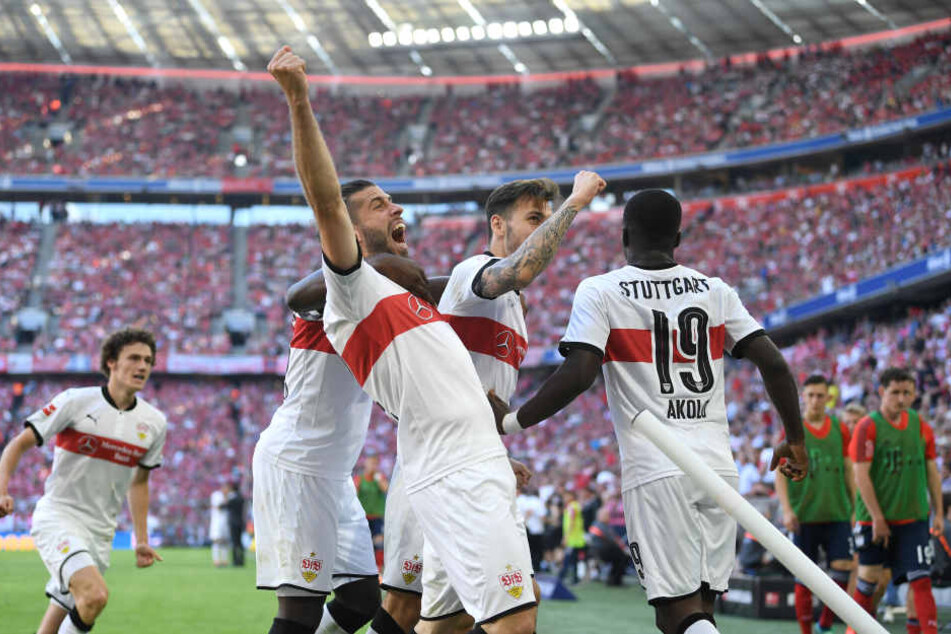 Torschütze Chadrac Akolo (r) von Stuttgart jubelt mit seinen Mitspielern über sein Tor zum 1:3.