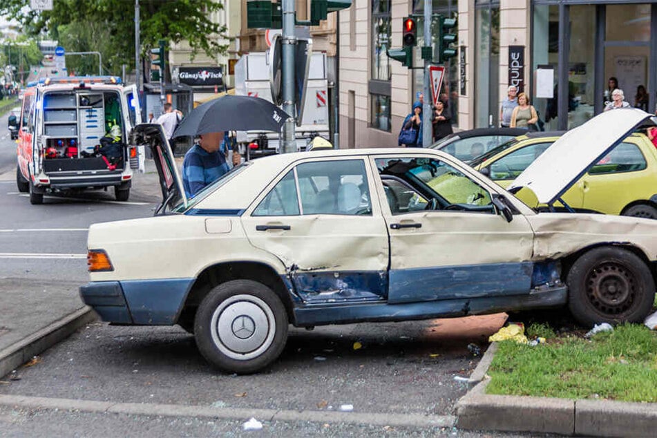Durch den heftigen Aufprall wurde das Taxi auf eine Verkehrsinsel geschleudert.
