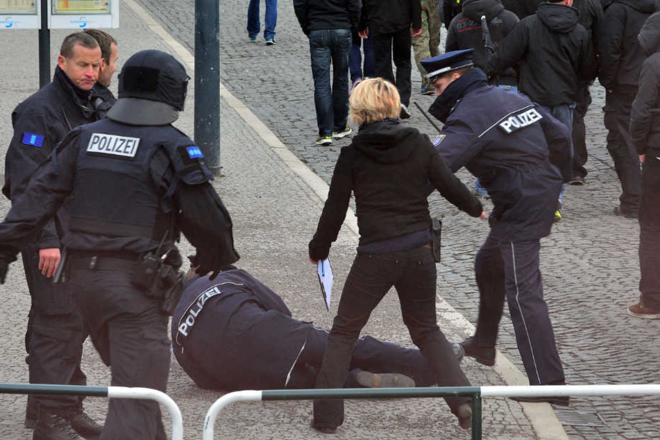 Im Februar 2014 wurde der Einsatzleiter aus den Reihen einer rechten Demo heraus angegriffen und verletzt.