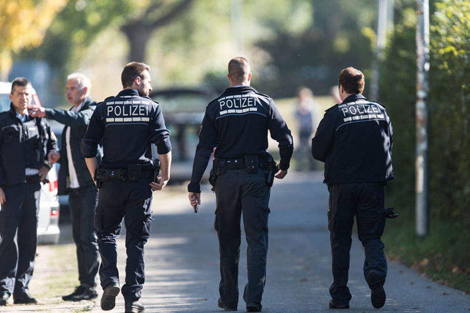 Polizisten am Tatort an der Freiburger Dreisam. Der Mord an Maria L. bewegte ganz Deutschland.