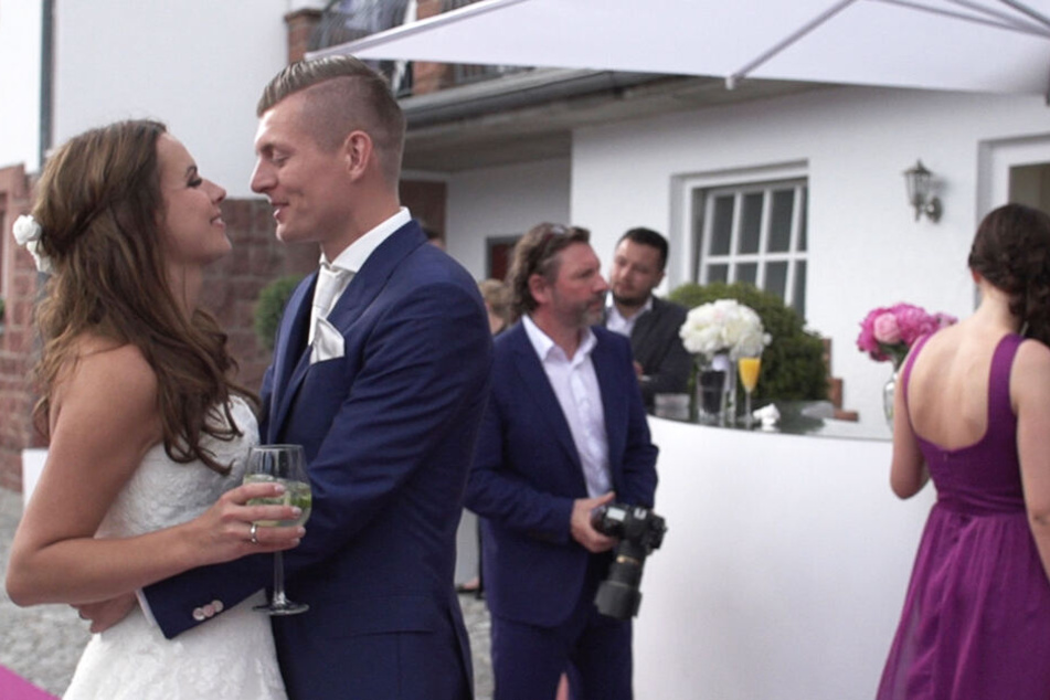 Die Hochzeit von Toni Kroos und seiner Frau Jessica (l.).