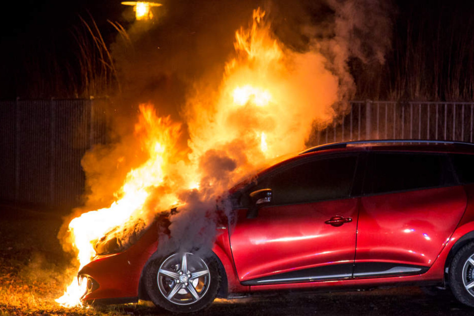 Der Renault stand in der Nacht in Flammen.