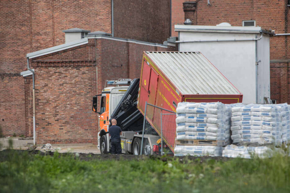 Die Feuerwehr bringt einen Container des Kampfmittelräumdienstes zum Einsatzort.