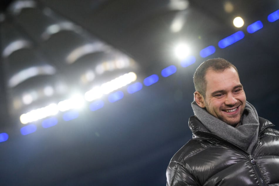 Hamburgs Pierre-Michel Lasogga wartet vor einem Spiel auf ein Interview.