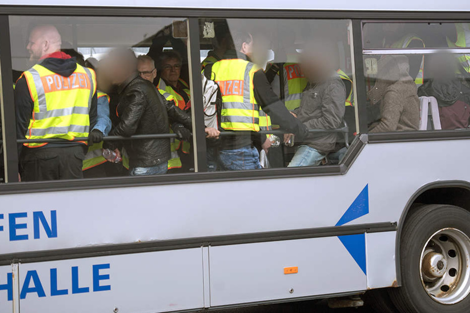 Unter den insgesamt 14 Afghanen, die per Sammelcharter am Dienstagabend vom Flughafen Leipzig/Halle aus nach Kabul geflogen worden waren, war auch ein Straftäter aus Sachsen. (Symbolbild)