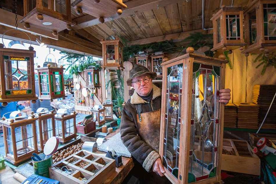 Hoffen auf das Weihnachtsgeschäft: Lampenmacher Joachim Schmidt (58) in seinem Stand auf dem Zwickauer Weihnachtsmarkt.