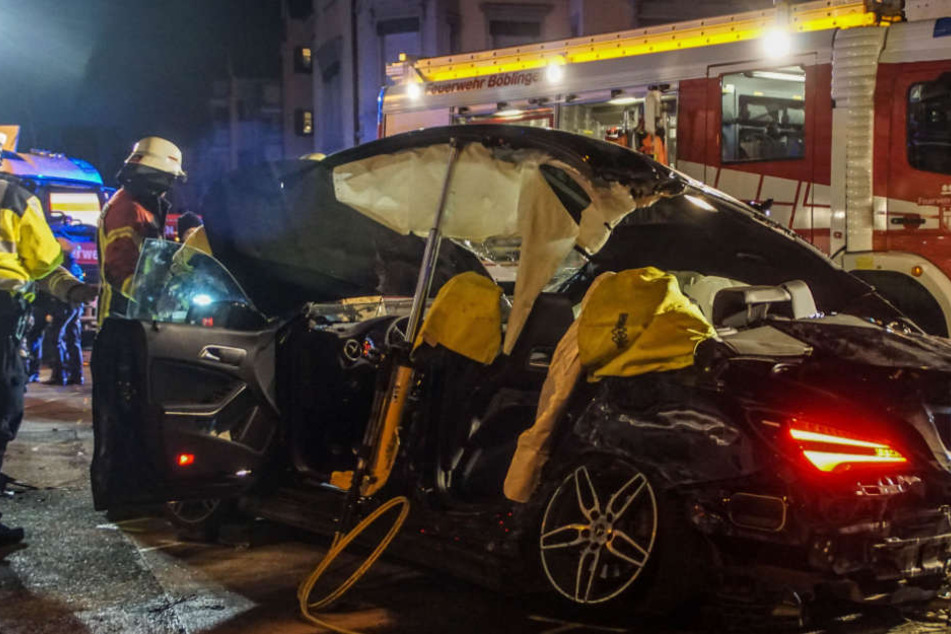 Einsatzkräfte am Wrack eines der beiden Daimler.