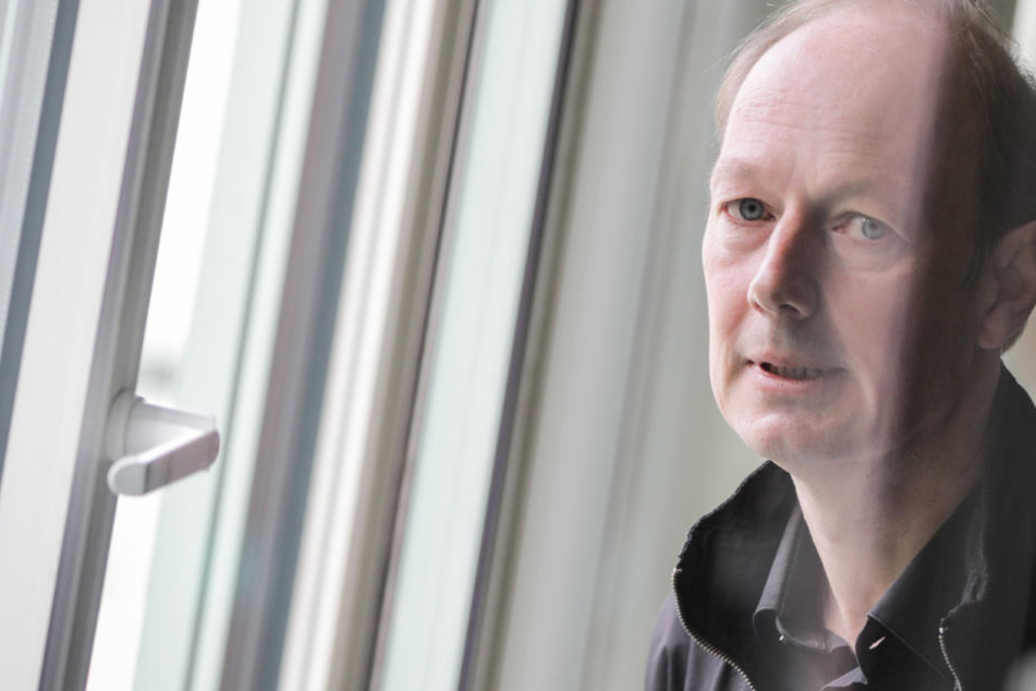 Der EU-Abgeordnete Martin Sonneborn (52, DIE PARTEI) hat großen Ärger - wegen einer Satire.