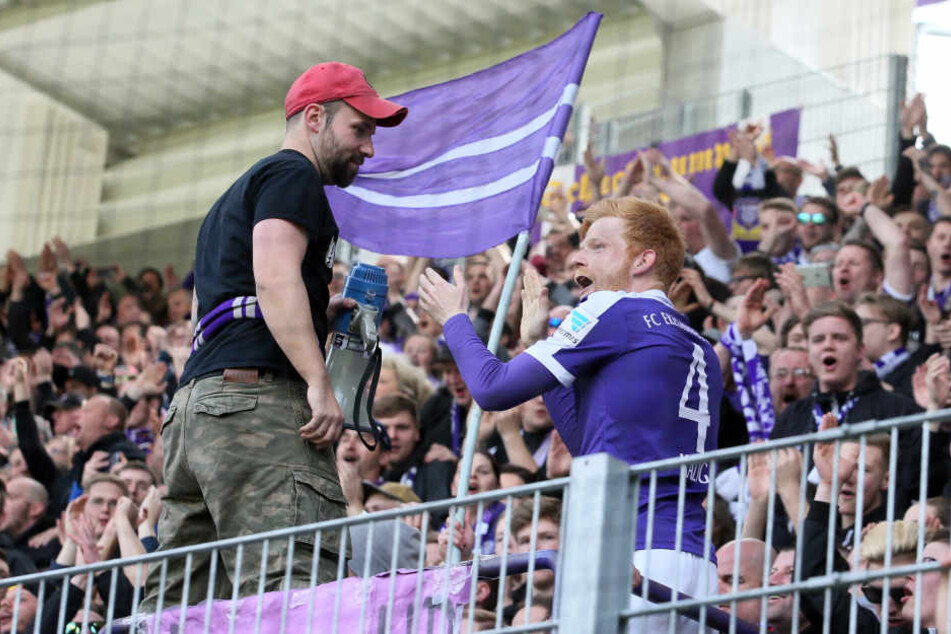 Fabian Kalig (Aue) feiert nach dem Spiel mit den Fans.