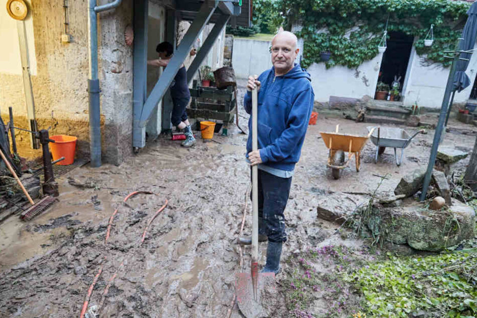 Roland
Oehme (59) aus Struppen versucht sein Grundstück wieder sauber zu machen.