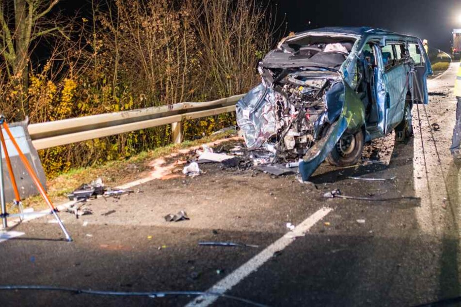 Die Frau starb in den Trümmern des Kleinbusses.
