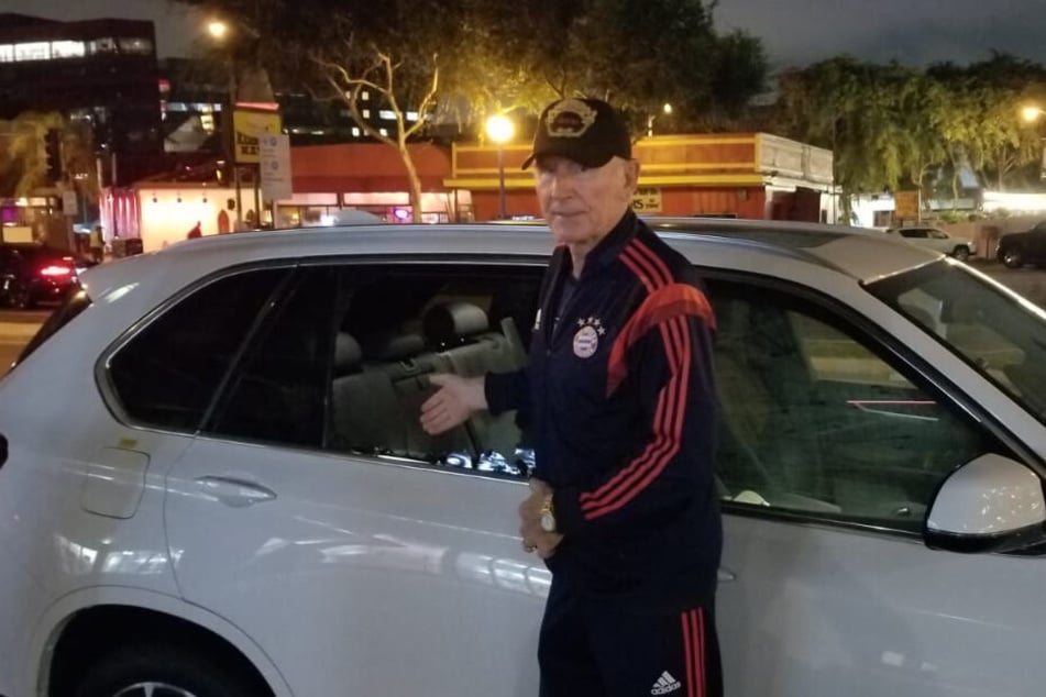 Spur der Verwüstung: Prinz Frédéric zeigt auf die eingeschlagene Scheibe seines Mercedes.