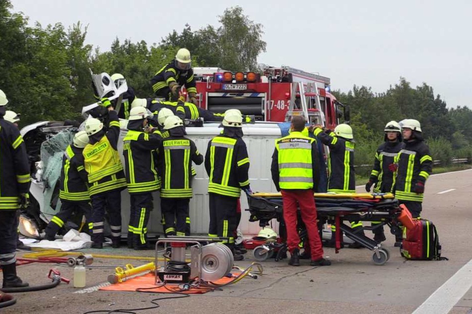 Ein schwer verletzter Junge (15) musste von der Feuerwehr aus dem Bus befreit werden.