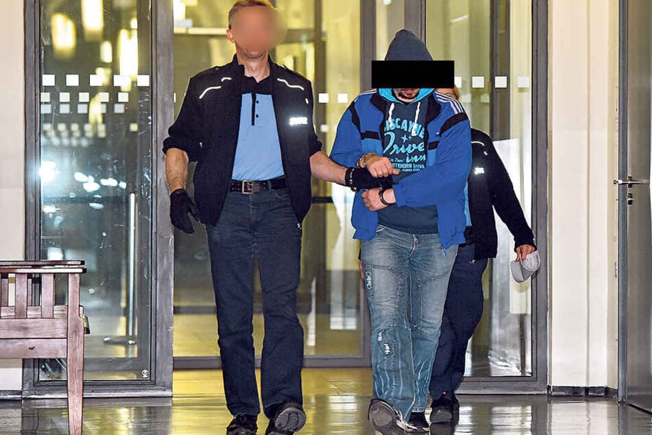 Seit Juni sitzt er in U-Haft: Umzugshelfer Rolf W. (36) aus Dresden soll
sich in elf Fällen an Kindern vergangen haben.