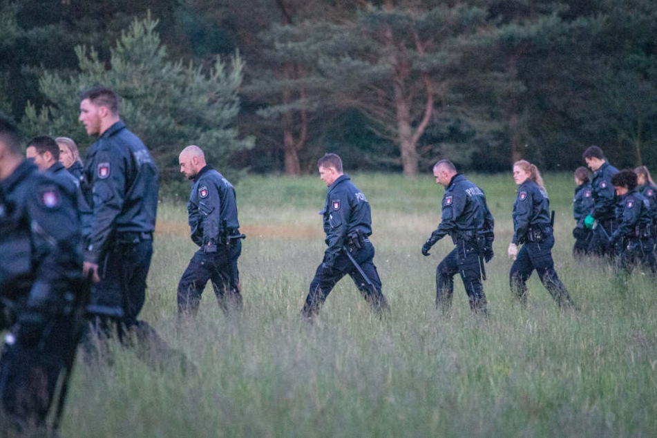 Einsatzkräfte der Polizei durchkämmten eine Wiese in der Fischbeker Heide.