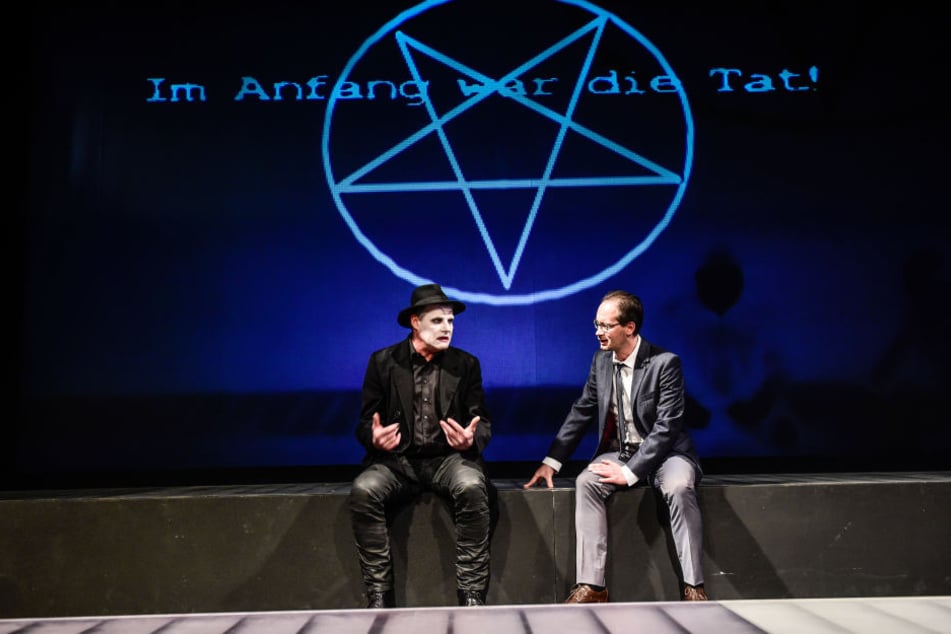 Mephisto (Dirk Glodde) und Faust (Philipp Otto) vor dem Pakt.