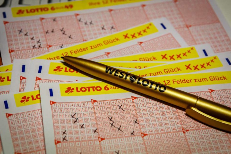 Nur durch puren Zufall schaute der Familienvater auf seinen Schein, mit dem er 18 Millionen Euro gewonnen hatte.