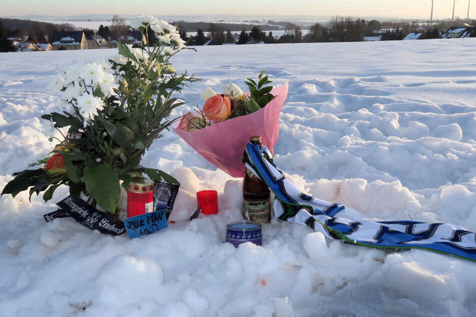 Freunde haben Blumen an der Unfallstelle niedergelegt.