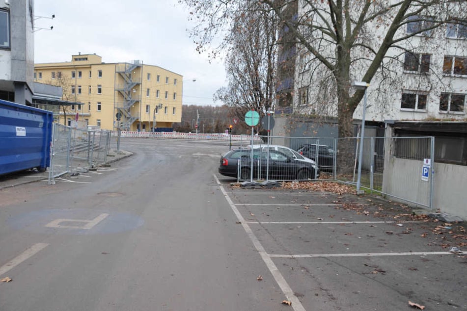 Sobald ein Fahrzeug auf dem ehemaligen Kundenparkplatz des Opel-Staiger-Geländes parkt, wittert ein Abschleppdienst offenbar fette Beute.