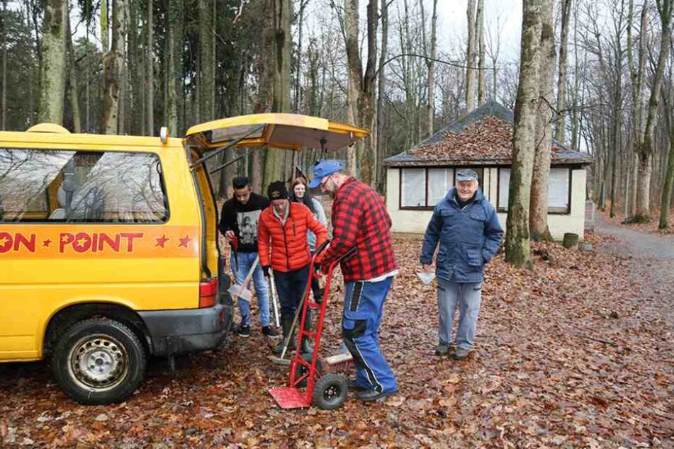 Freiwillige helfen bei der Beräumung des Stadtparks von Meerane.