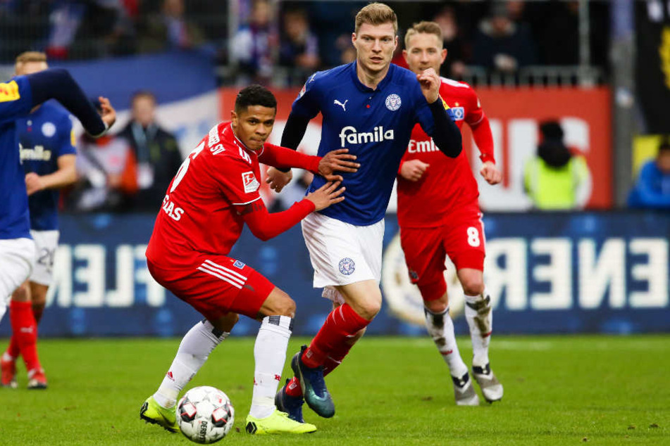Douglas Santos (links) kämpft mit Kiels Alexander Mühling um den Ball.