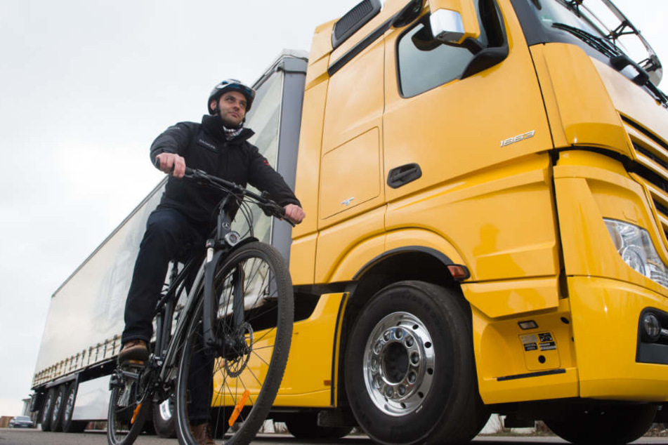 Zusammenstöße zwischen Lastwagen und Radfahrern enden für die Radler oft tödlich, Abbiege-Assistenten könnten viele Unfälle verhindern.