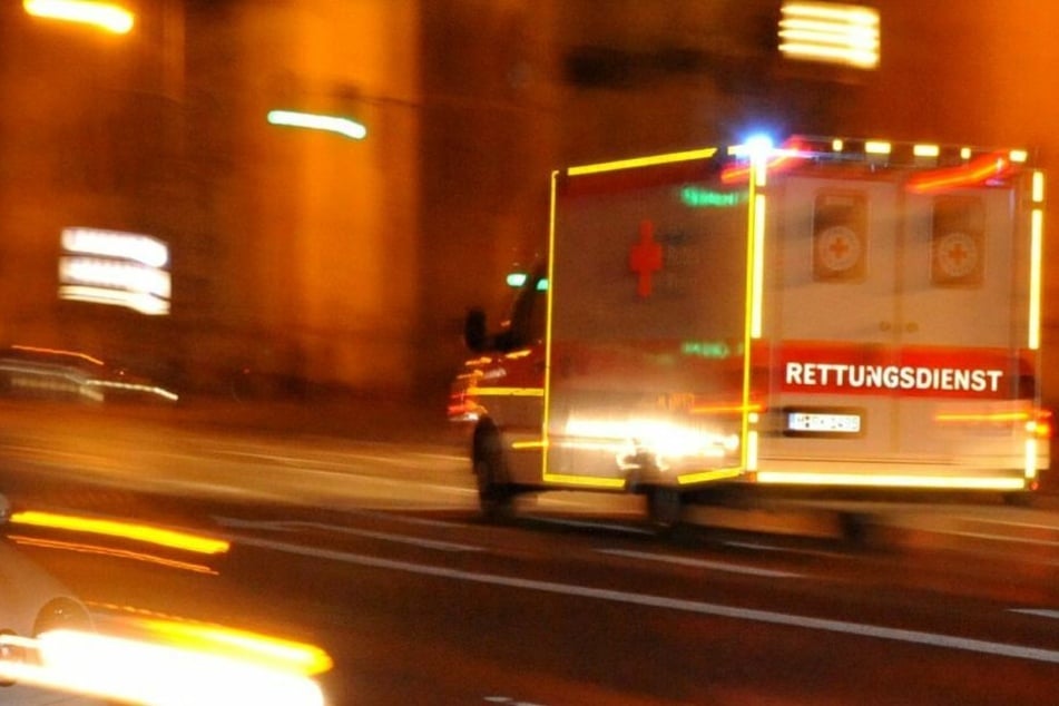 Der Lasterfahrer wurde bei einem Sturz an der Unfallstelle verletzt. (Symbolbild)