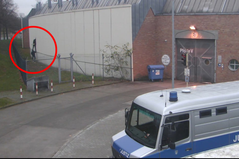 Vier Gefangene sind durch einen aufgebrochenen Lüftungsschlitz in der Werkstatt der Justizvollzugsanstalt geflohen.
