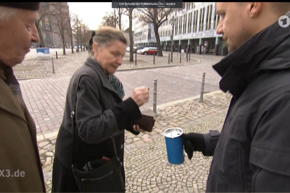 Tobias Schlegl (41) sammelte Spenden für AfD. Nach vielen Fehlversuchen warf diese Dame ein wenig Geld in die Büchse.